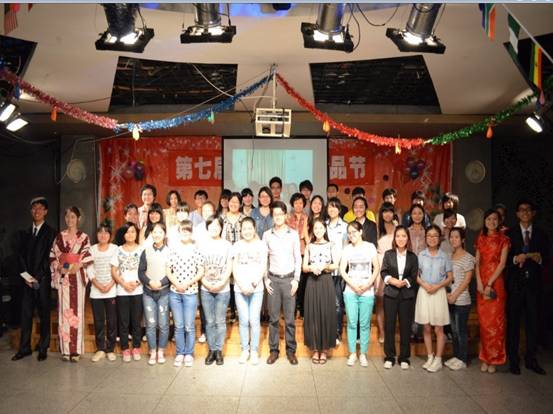 13级日语班汇报演出合照